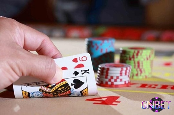 Quy tắc rút bài thứ ba trong game đánh bài baccarat được áp dụng một cách tự động và có tính chất bắt buộc