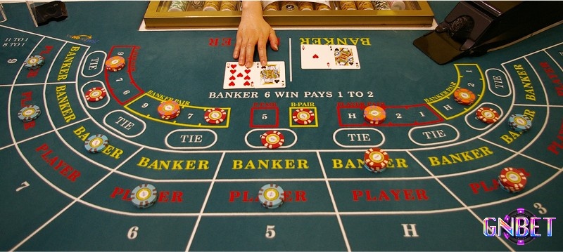 Baccarat có nguồn gốc từ Ý vào thế kỷ 15 và sau đó được phổ biến rộng rãi tại Pháp