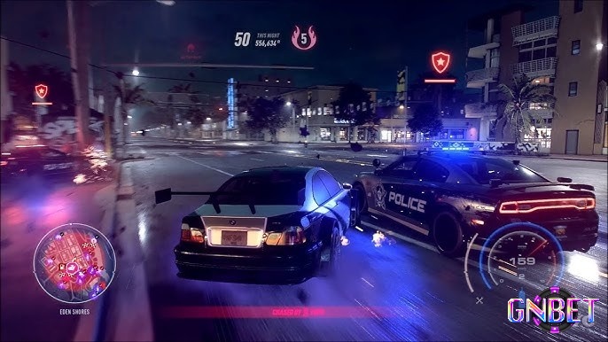 Đua xe ban đêm với ánh sáng neon rực rỡ và cảnh sát truy đuổi trên phố Miami trong game Need for Speed Heat
