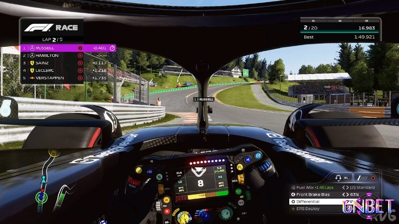 Xe F1 2023 lướt qua góc cua tại Silverstone với HUD hiển thị dữ liệu thời gian thực