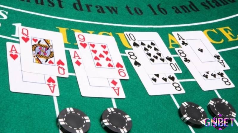 Người chơi blackjack dùng hệ thống Hi-Lo để cộng trừ giá trị các lá bài, từ đó theo dõi Running Count nhằm xác định khi nào bộ bài còn lại có nhiều lá lớn hay nhỏ