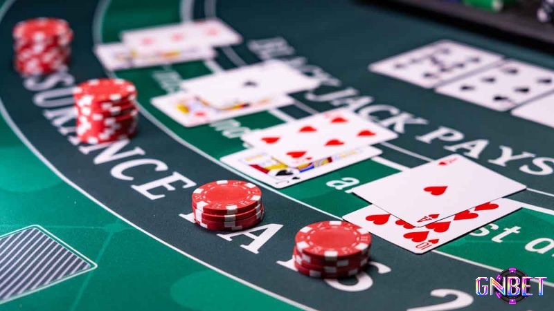 Người chơi blackjack có thể tận dụng việc đếm bài để tăng lợi thế khi tỷ lệ lá bài cao còn lại nhiều hơn lá nhỏ
