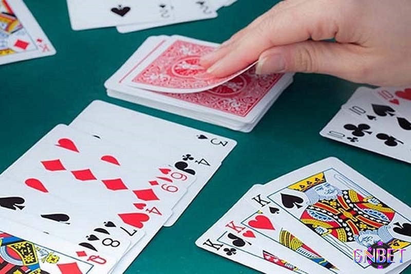 Người chơi phỏm bắt đầu ván đấu bằng cách chia bài đúng quy định và sắp xếp các lá bài để tính toán chiến thuật hợp lý cho từng lượt chơi