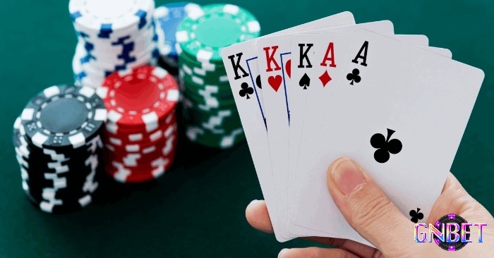 Người chơi phỏm phải tính điểm rác chính xác và hiểu rõ các mức thưởng phạt như móm đền làng hay ù để đảm bảo công bằng trong ván bài