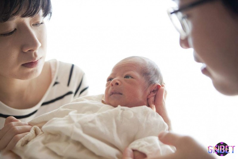 Mơ thấy mình sinh em bé khi còn rất trẻ thể hiện cho những áp lực mà bản thân đang phải chịu và lo lắng