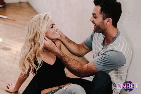 Mơ thấy cười với người yêu là một điềm báo tích cực và vui vẻ về chuyện tình cảm của bạn với người ấy