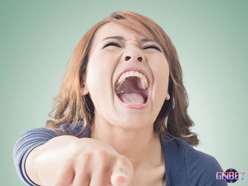 Mơ thấy mình cười lớn đến phát khóc thể hiện cho một giai đoạn biến động nhiều niềm vui và nỗi lo đan xen