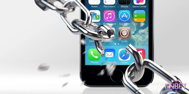 Jailbreak mở rộng quyền hệ thống nhưng làm giảm mức độ bảo vệ